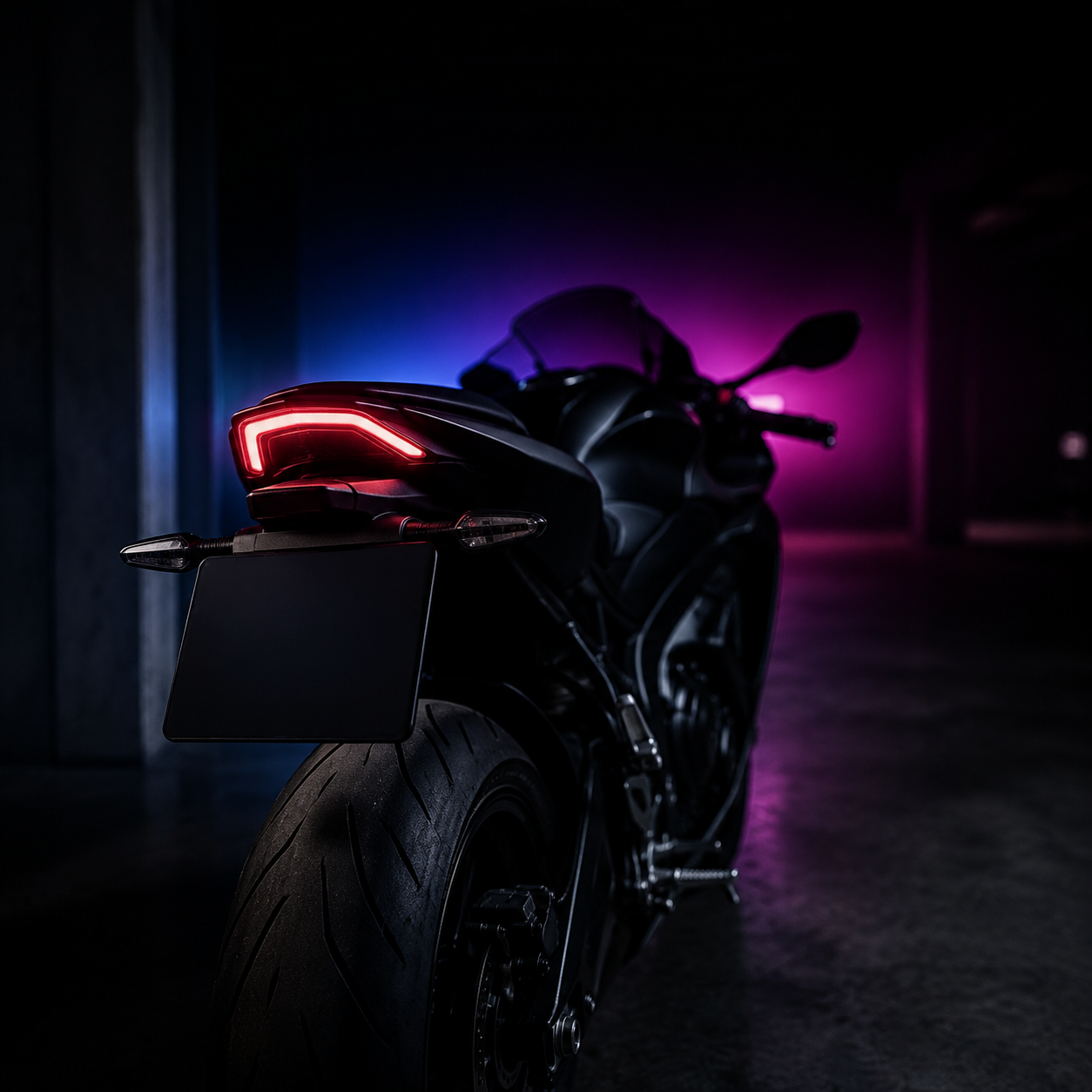 ECLIPSE MOTO Vanish Plate fitted to a sport motorcycle tail, plate fully opaque