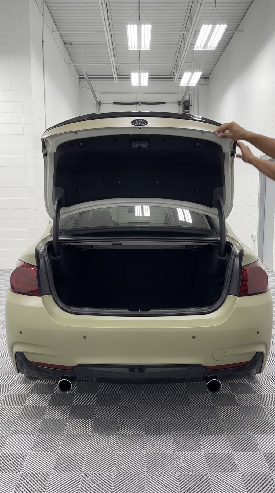 Closing the trunk with HALO installed
